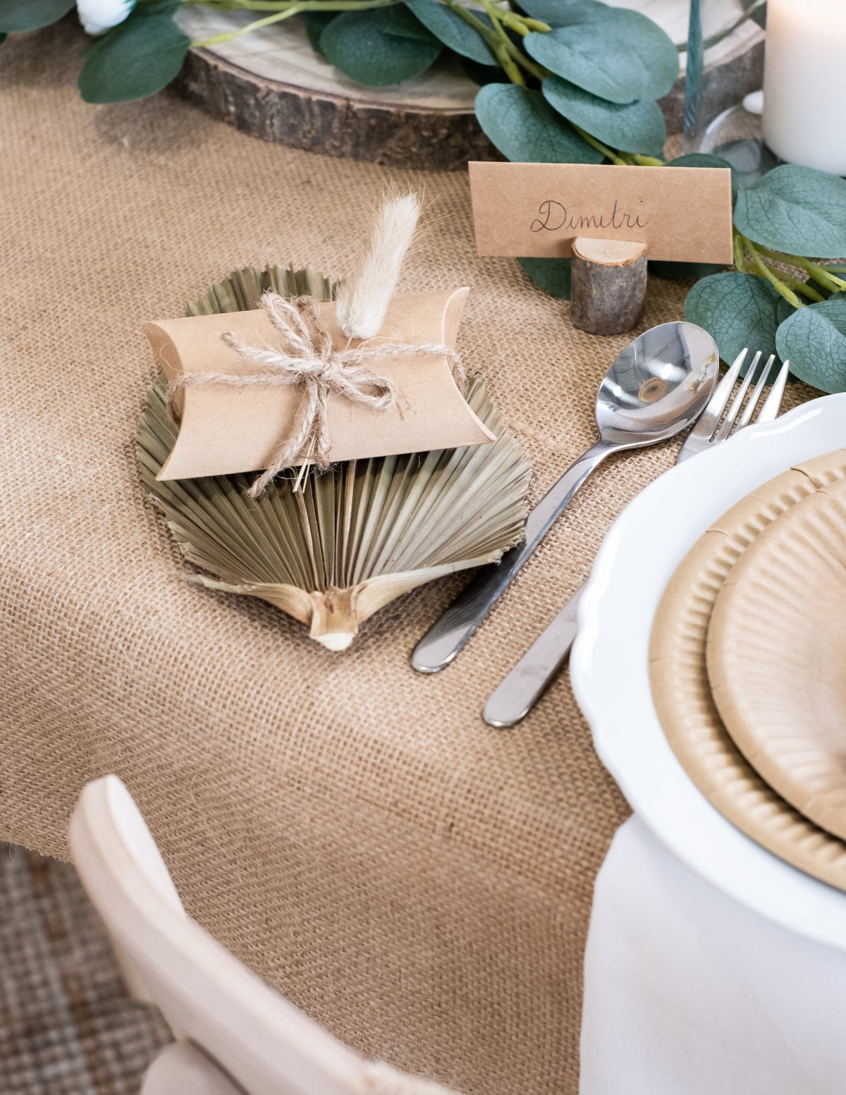 Mise en situation en décoration de table des petites boîtes kraft pour fête