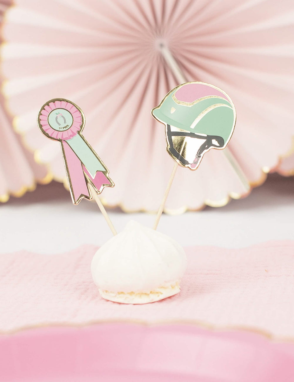 Detalhe dos motivos roseta e capacete dos palitos para cocktail cavalo equitação