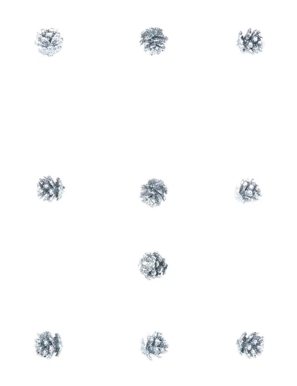 Vista geral das 10 mini pinhas brilhantes de natal prateadas