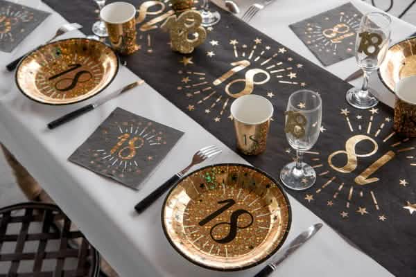 Colocação numa mesa de festa de guardanapos de papel parabéns 18