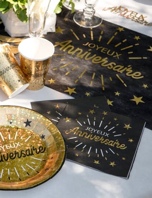 Mise en situation des serviettes en papier Joyeux Anniversaire pour fête noir et or avec étoiles