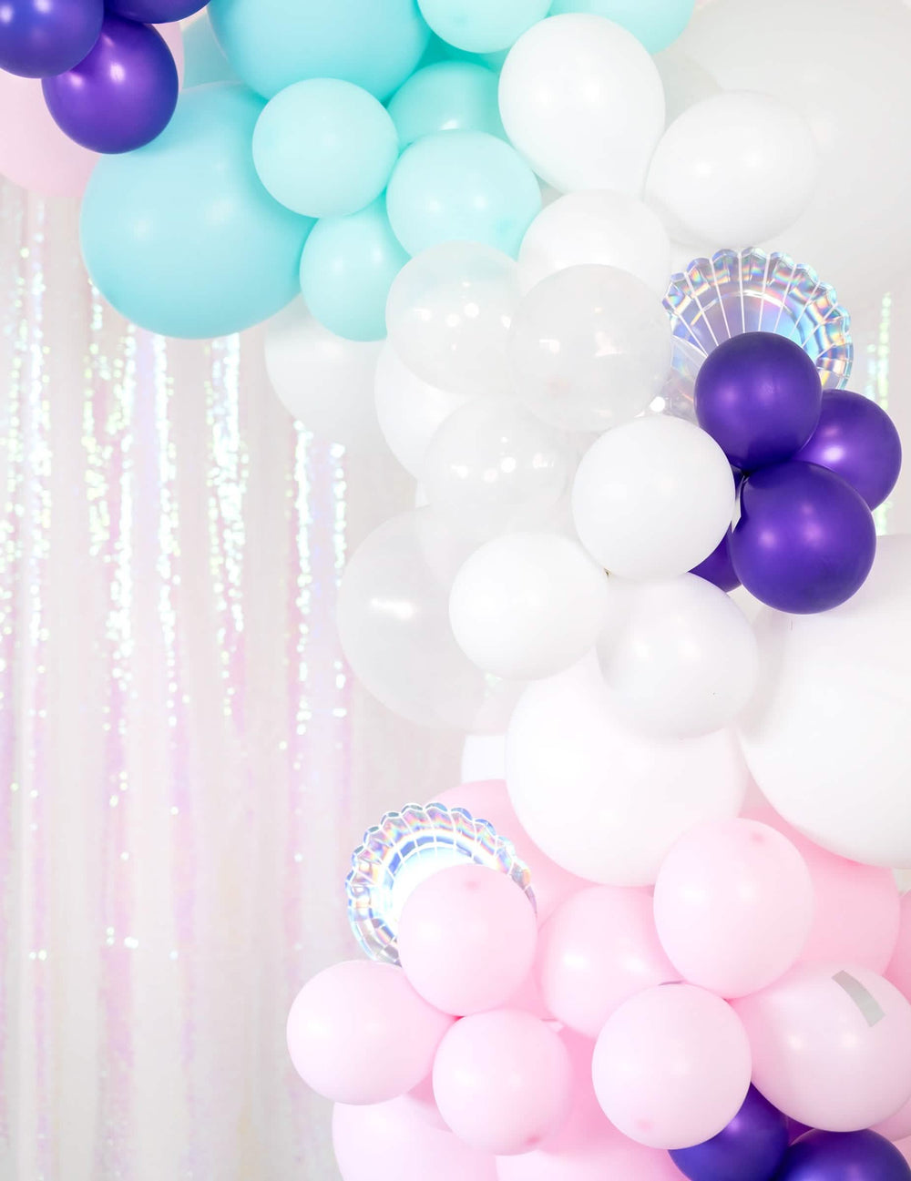 Colocação numa arco de balões brancos para decoração de festa