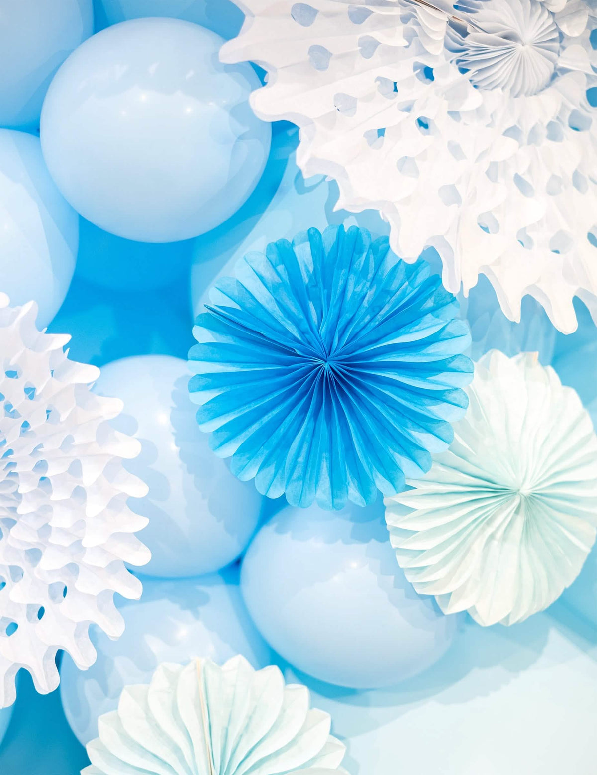 Mise em situação decorativa dos 100 balões em látex azul-claro em borracha natural