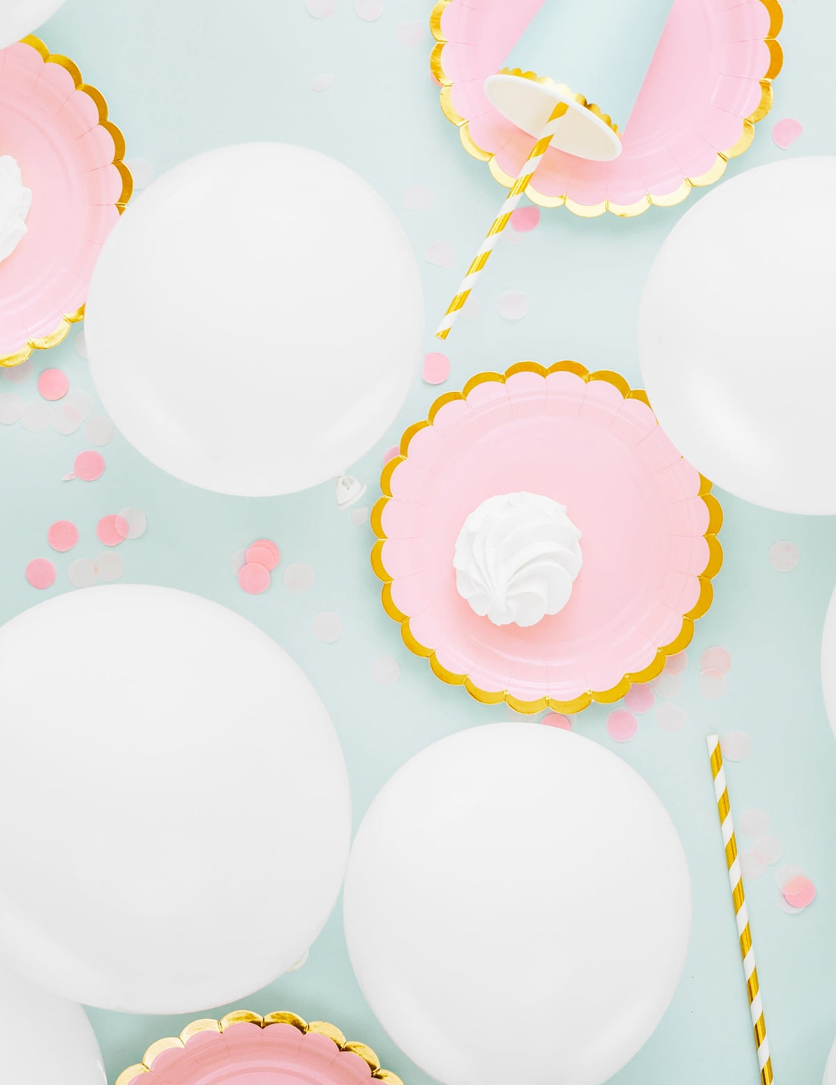 Mise en scène des ballons en latex pastel pour fête blanc