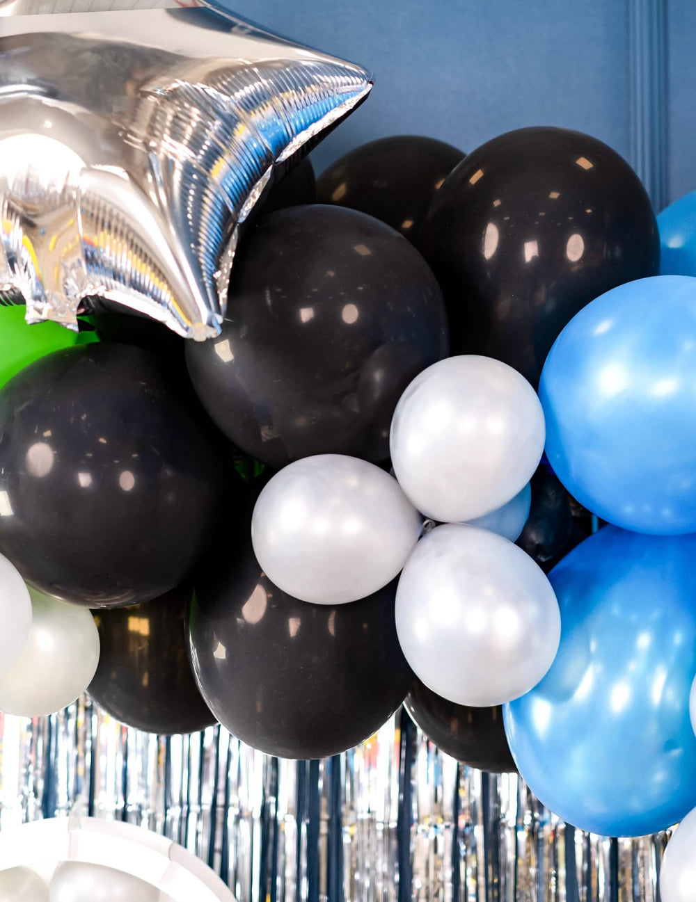 Grande plano da montagem dos balões de látex pretos para decoração de festa