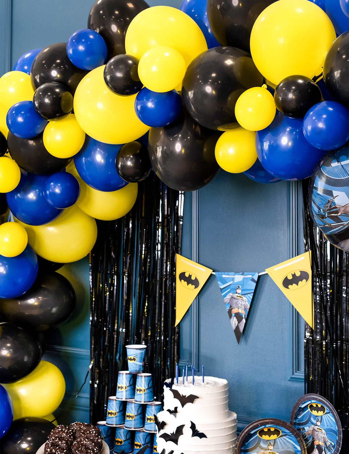 Montagem de um arco Batman de balões de látex pretos para decoração de festa