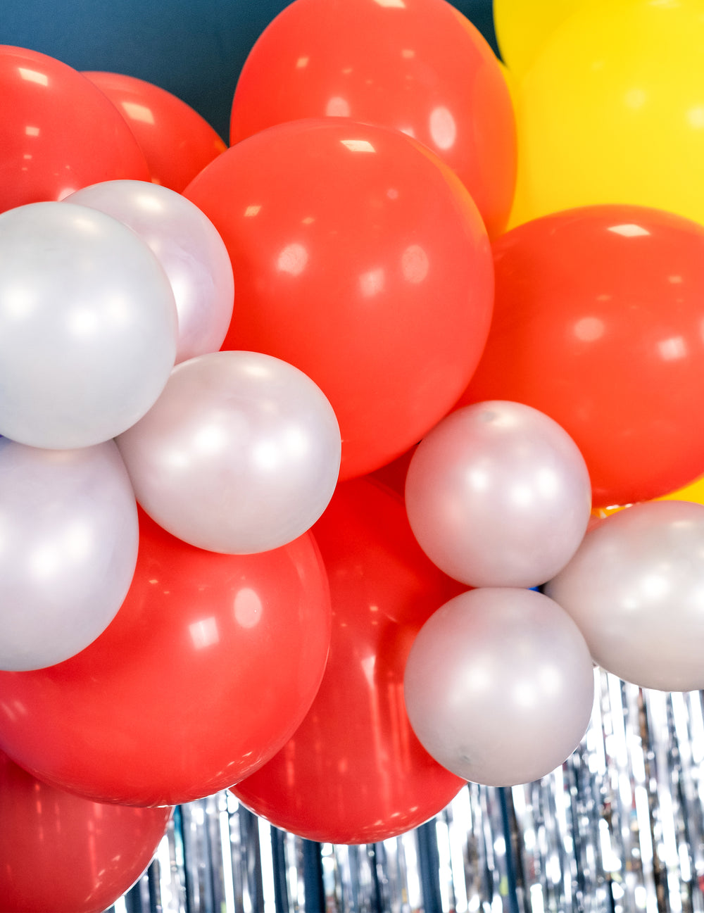 Gros plan sur l'assemblage de l'arche du ballon de baudruche de fête pour décoration rouge