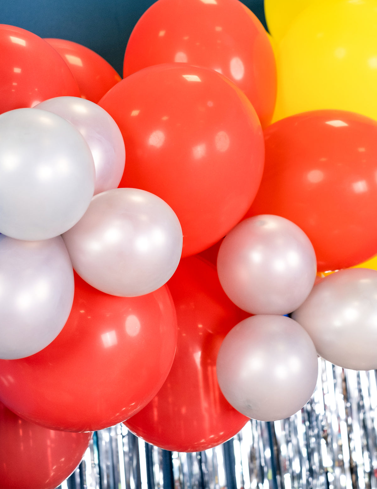 Gros plan sur l'assemblage de l'arche du ballon de baudruche de fête pour décoration rouge