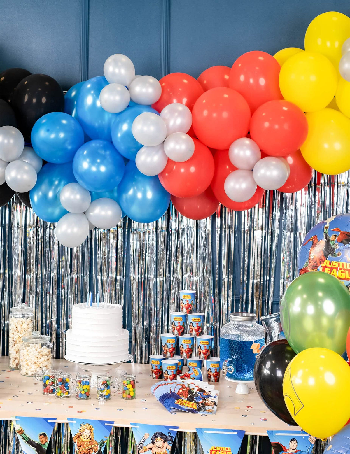 Mise en situation sur une table de fête du ballon de baudruche de fête pour décoration rouge