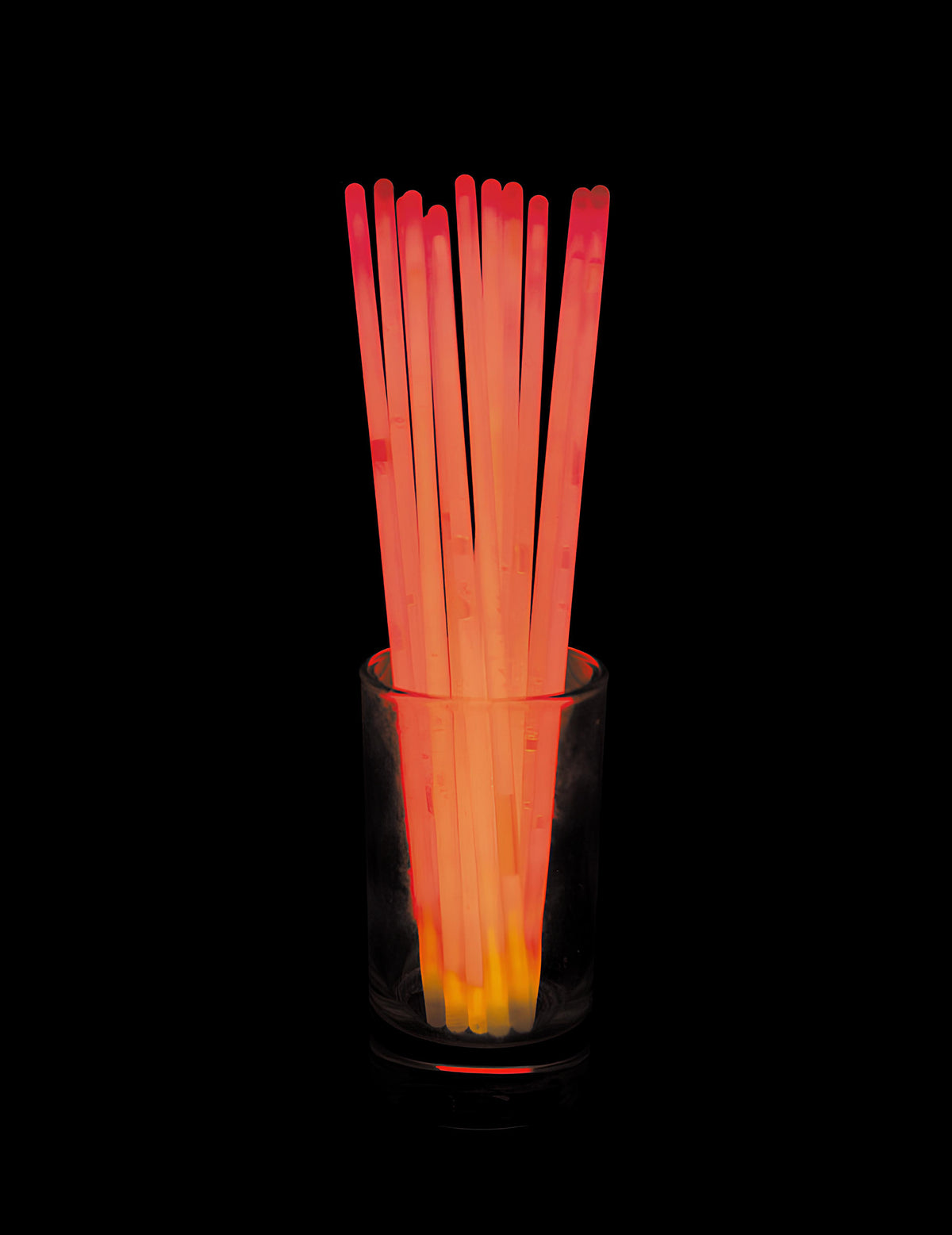 Bâtons lumineux dans un verre des bracelets phosphorescents pour adulte rouges