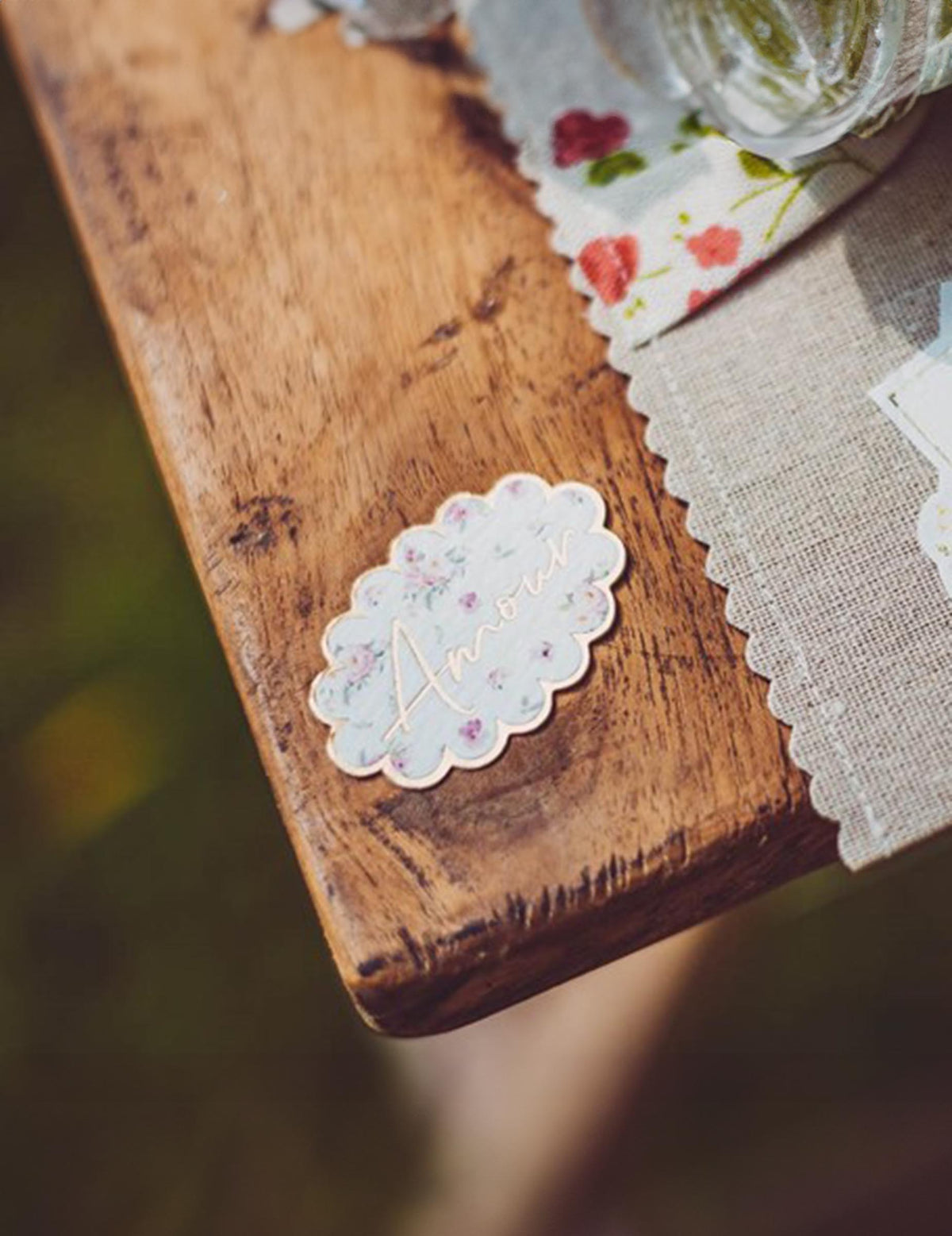 Détail du lettrage doré Amour du confettis aquarelle et amour pour mariage romantique
