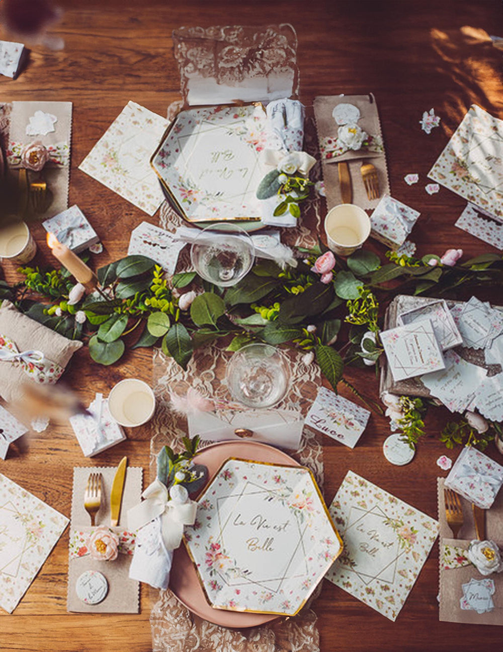 Mise en situation sur table des confettis aquarelle et amour pour mariage romantique