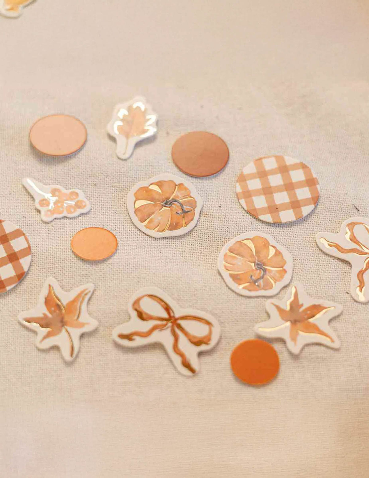 100 confetis Cottage Living em papel creme terracota e ouro 3 cm