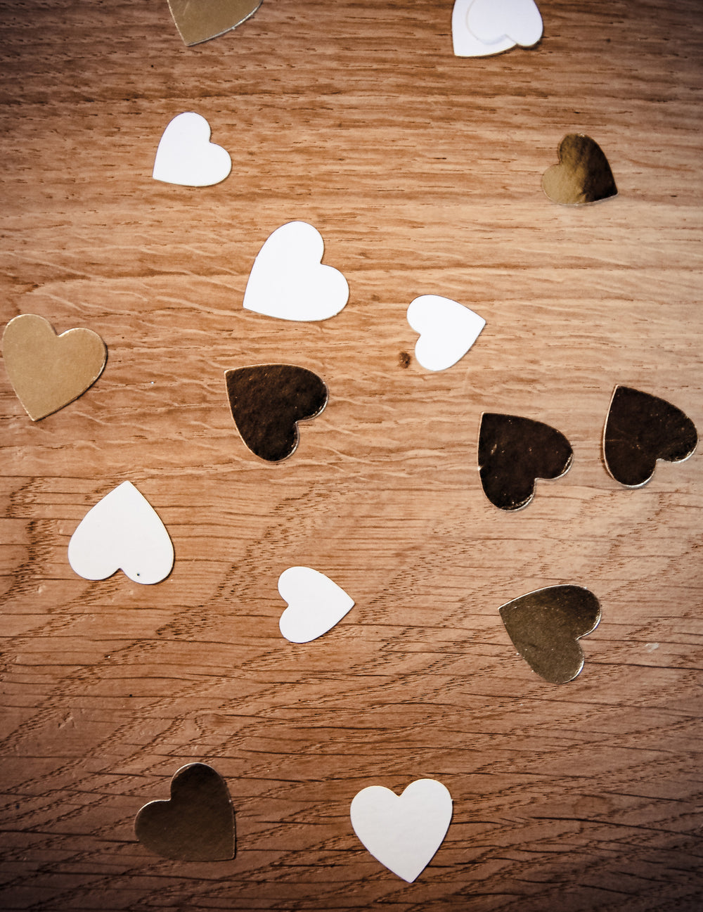 Gros plan des confettis en papier petits cœurs pour mariage