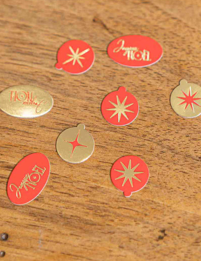 100 confetis Feliz Natal intemporal vermelho e dourado de 1 a 2 cm