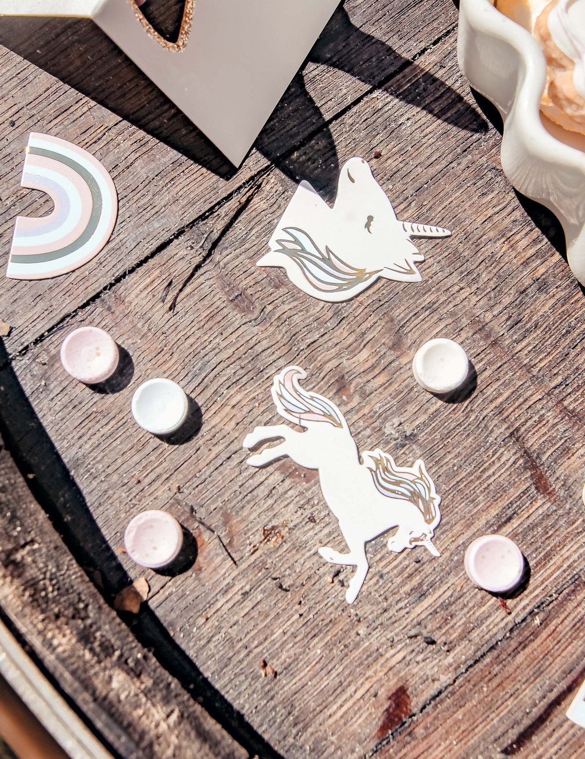 Confettis de licorne pour table pastel et or