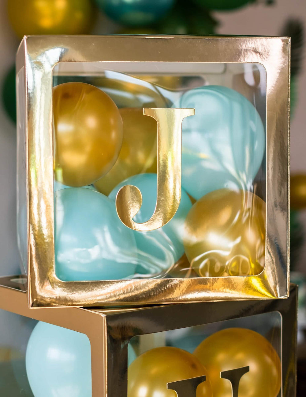 Utilização num cubo decorativo dourado dos mini balões de látex para arco e cubos menta pastel