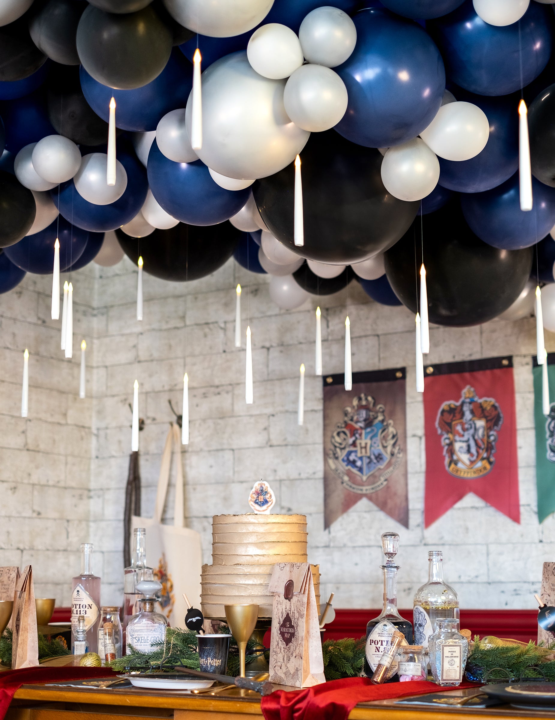Mise en situation en décoration de plafond des mini ballons latex pour décoration fête métallisés argentés
