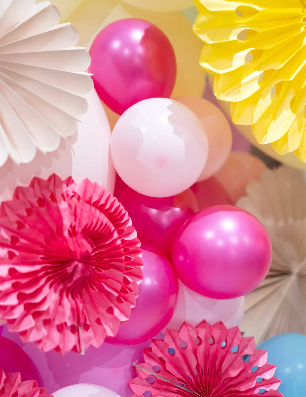 Detalhe da composição decorativa dos mini balões de látex metalizados para festa