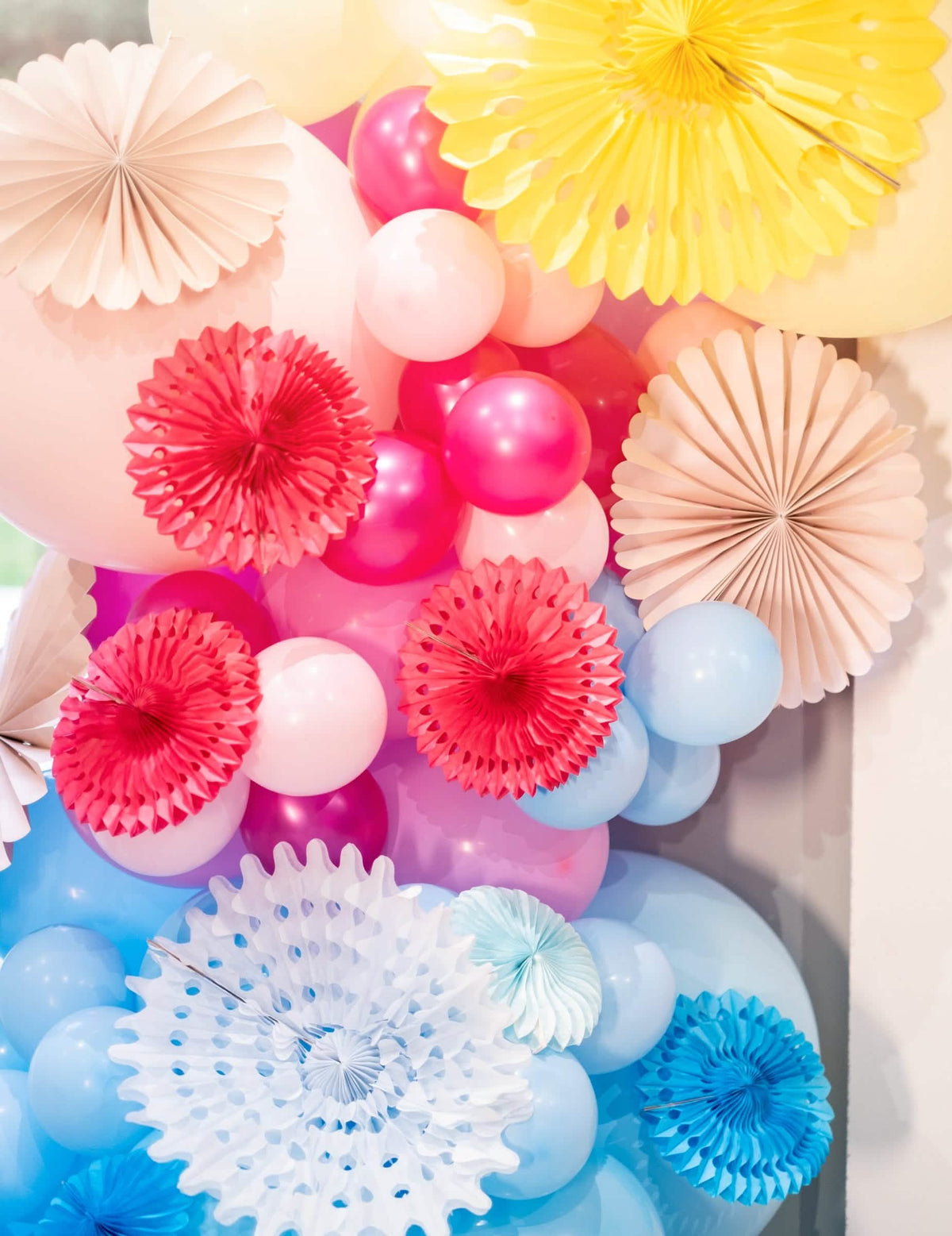 Encenação de decoração de mini balões de látex metalizados para festa