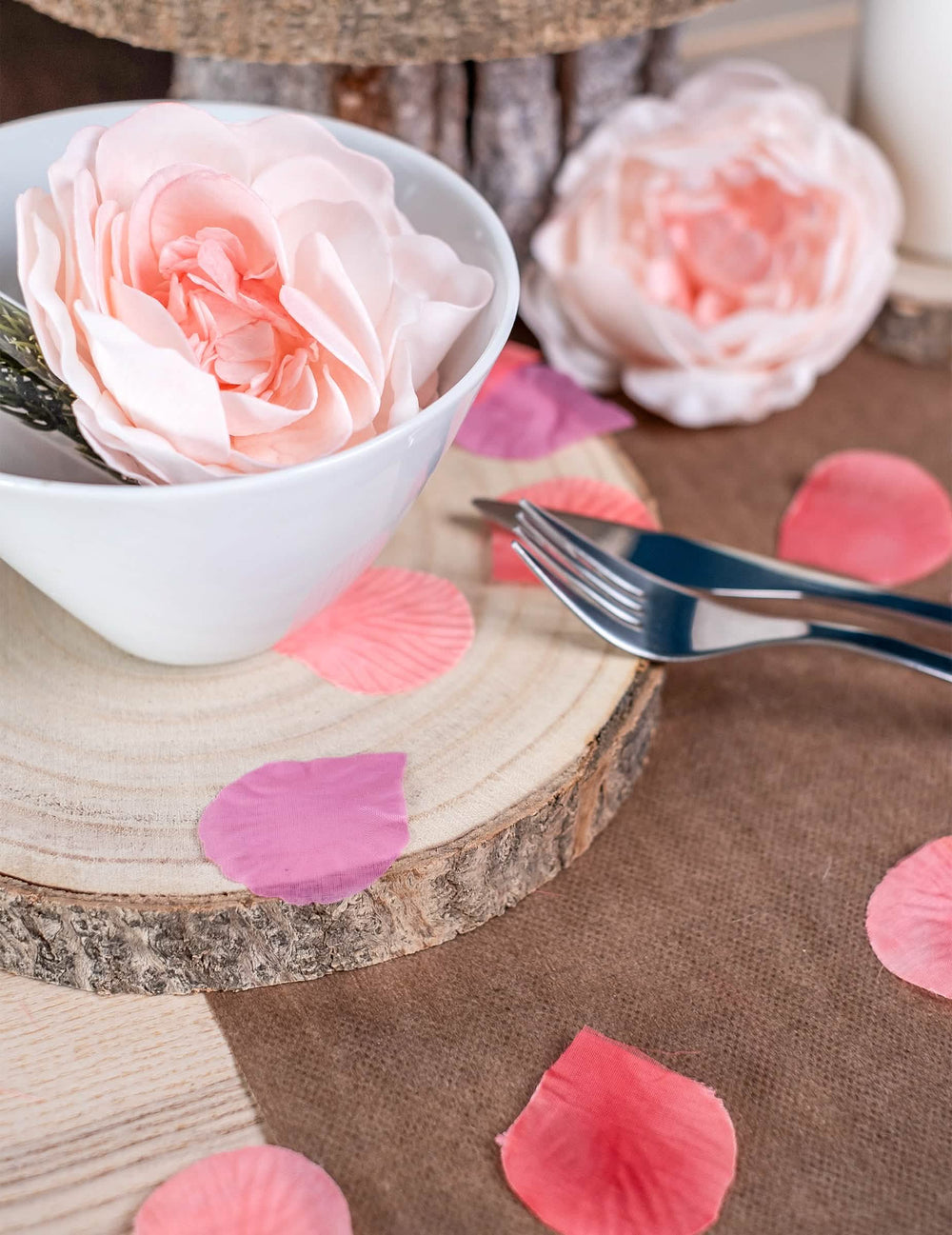 Cenário sobre uma mesa com pétalas de cor de rosa para casamento