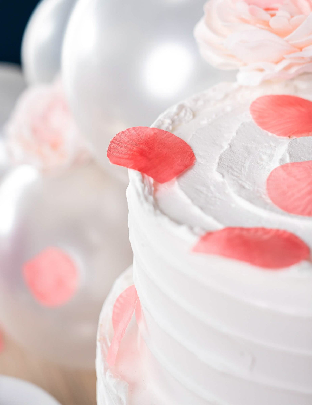 Cenario de um bolo com 100 pétalas de cor de rosa de casamento