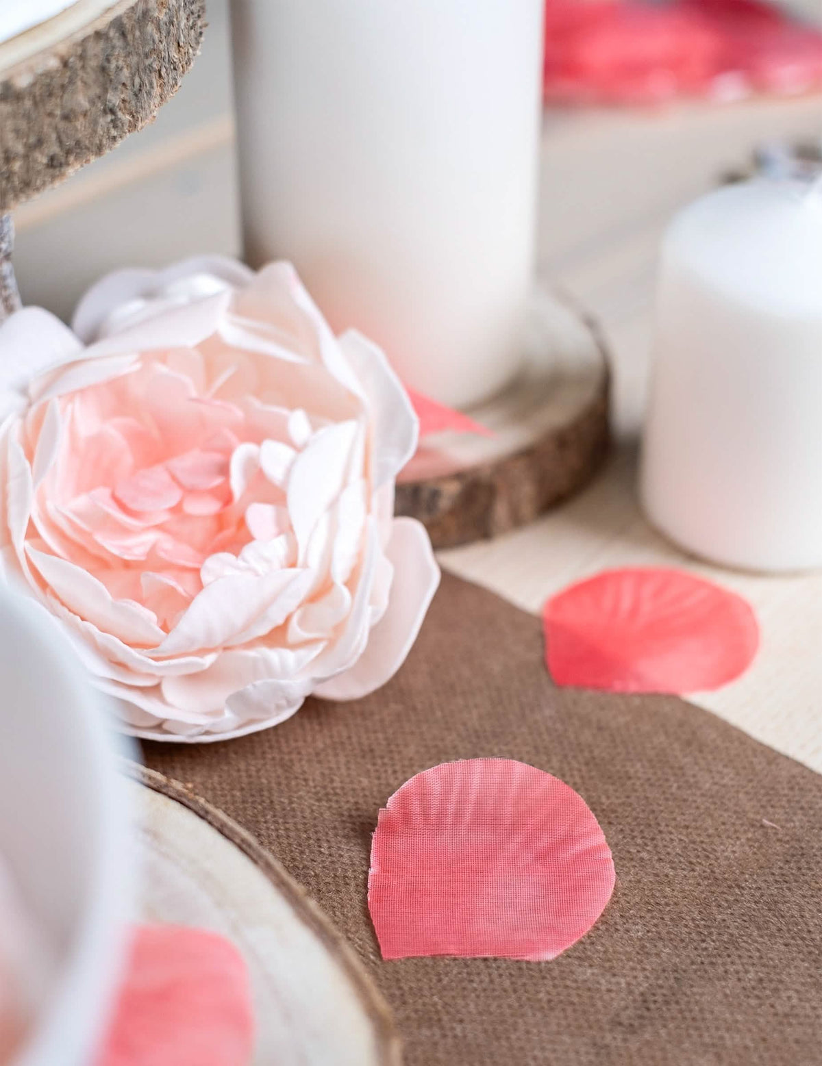 Mise em situação sobre uma mesa de 100 pétalas de cor de rosa casamento