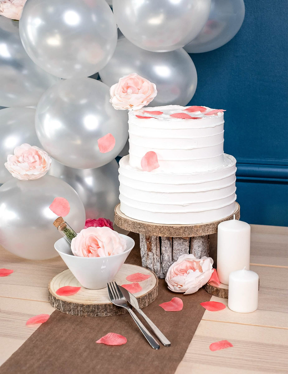 Vue d'ensemble de la mise en scène du 100 pétales de cor de rosa mariage