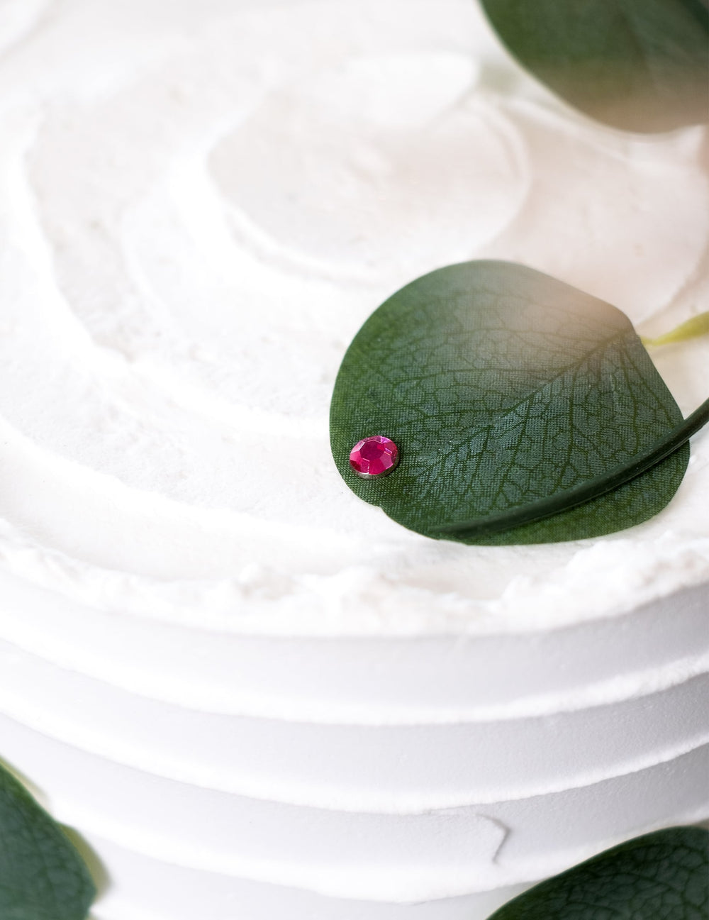 Mise en situation sur un gâteau des confettis de table ronds pour anniversaire fuchsia