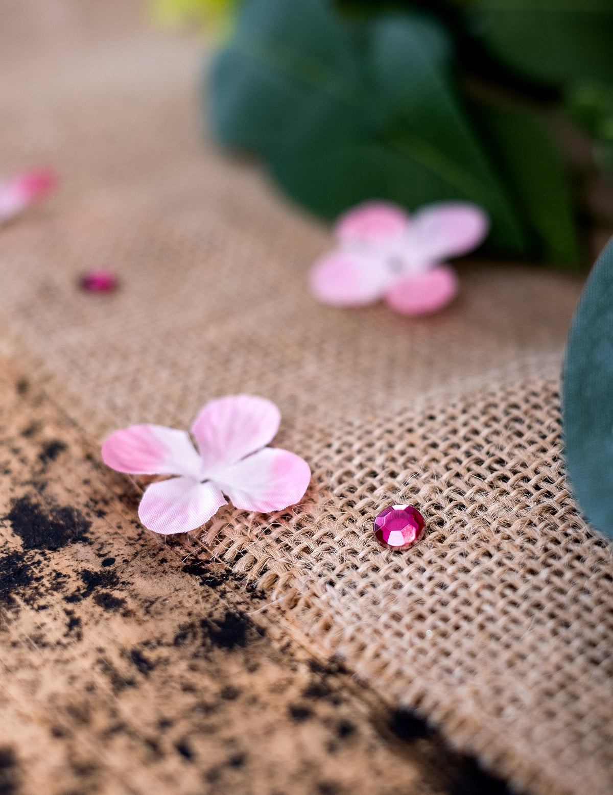 Mise en situation sur de la toile de jute des confettis de table ronds pour anniversaire fuchsia