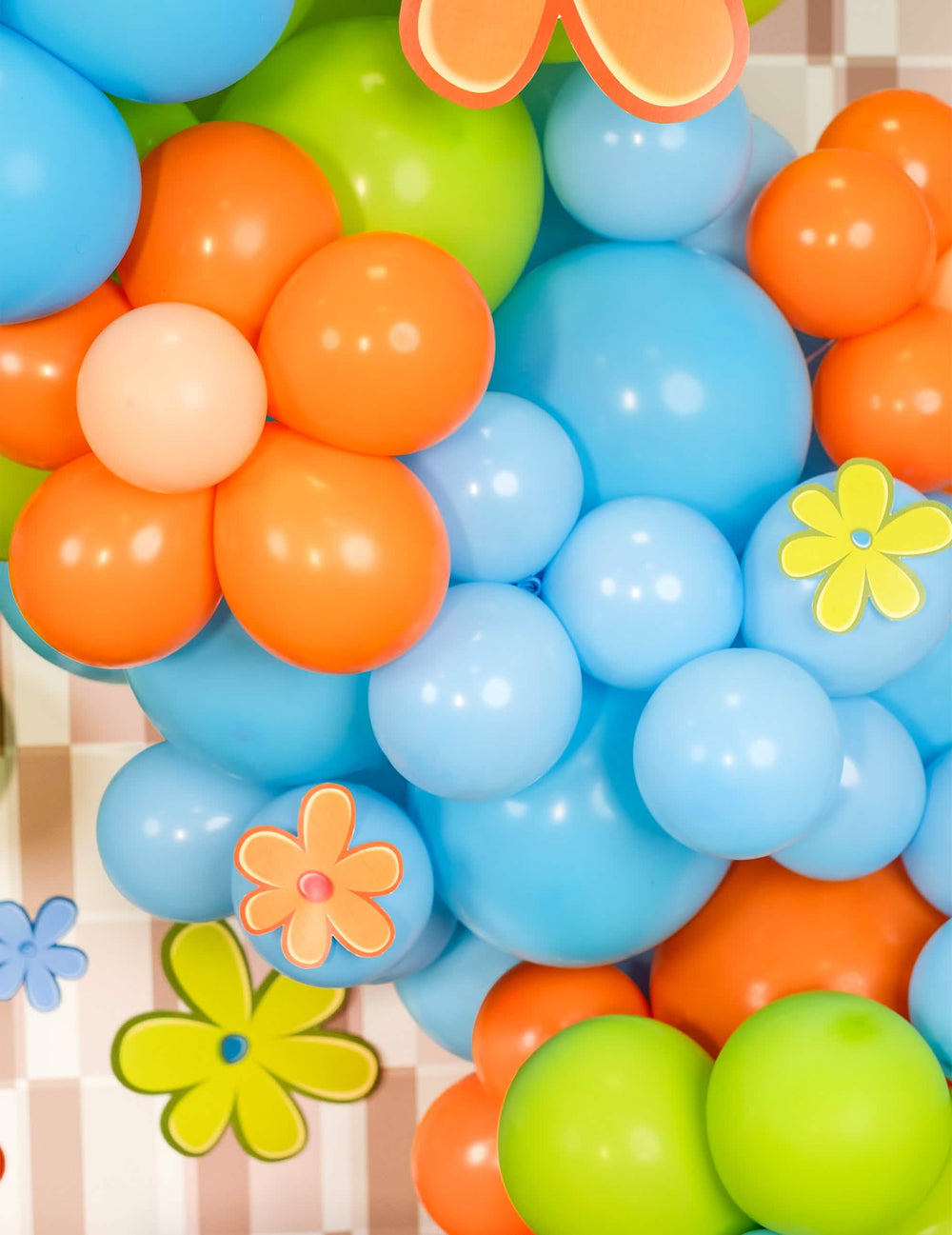 Pormenor das flores decorativas no balão de festa