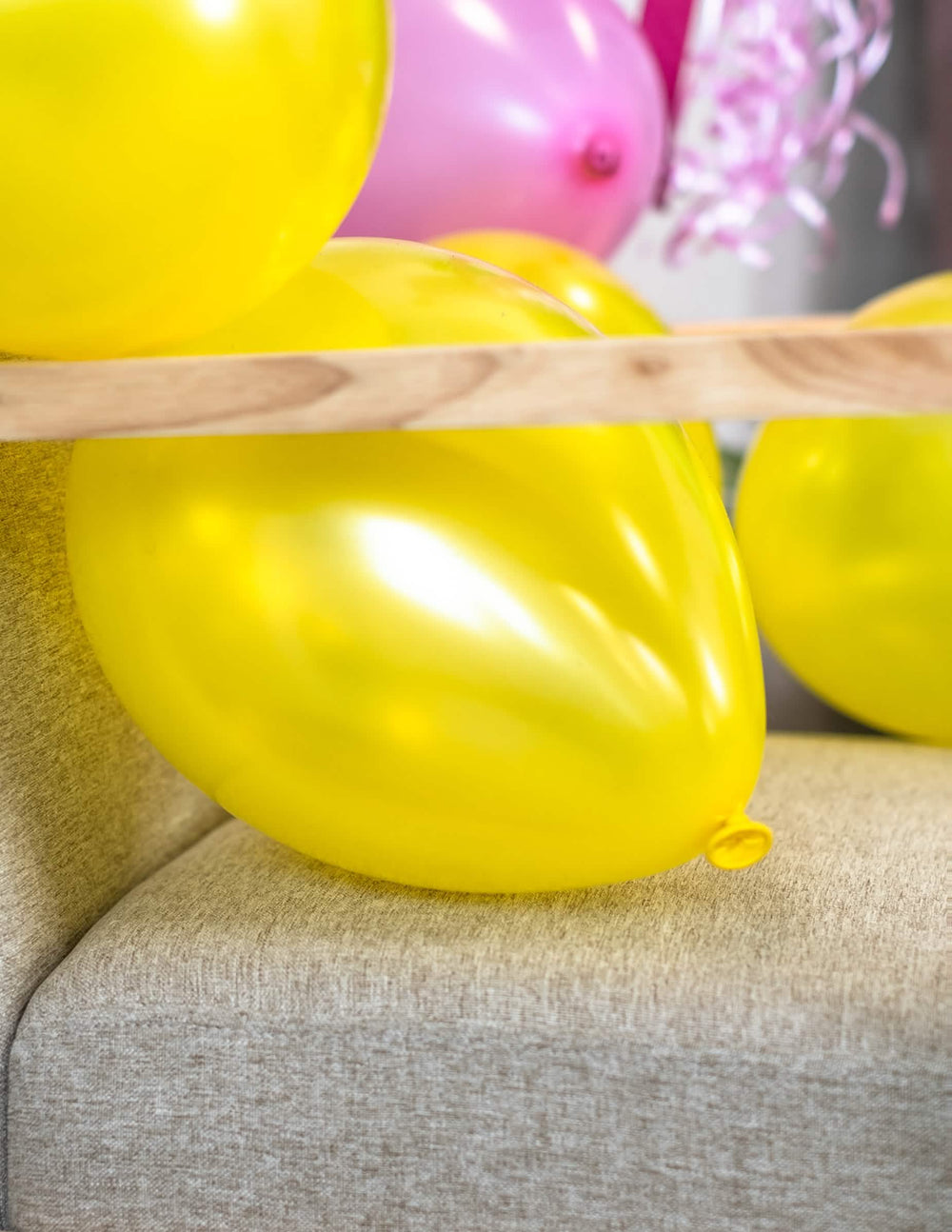 Colocação dos balões metalizados para festa