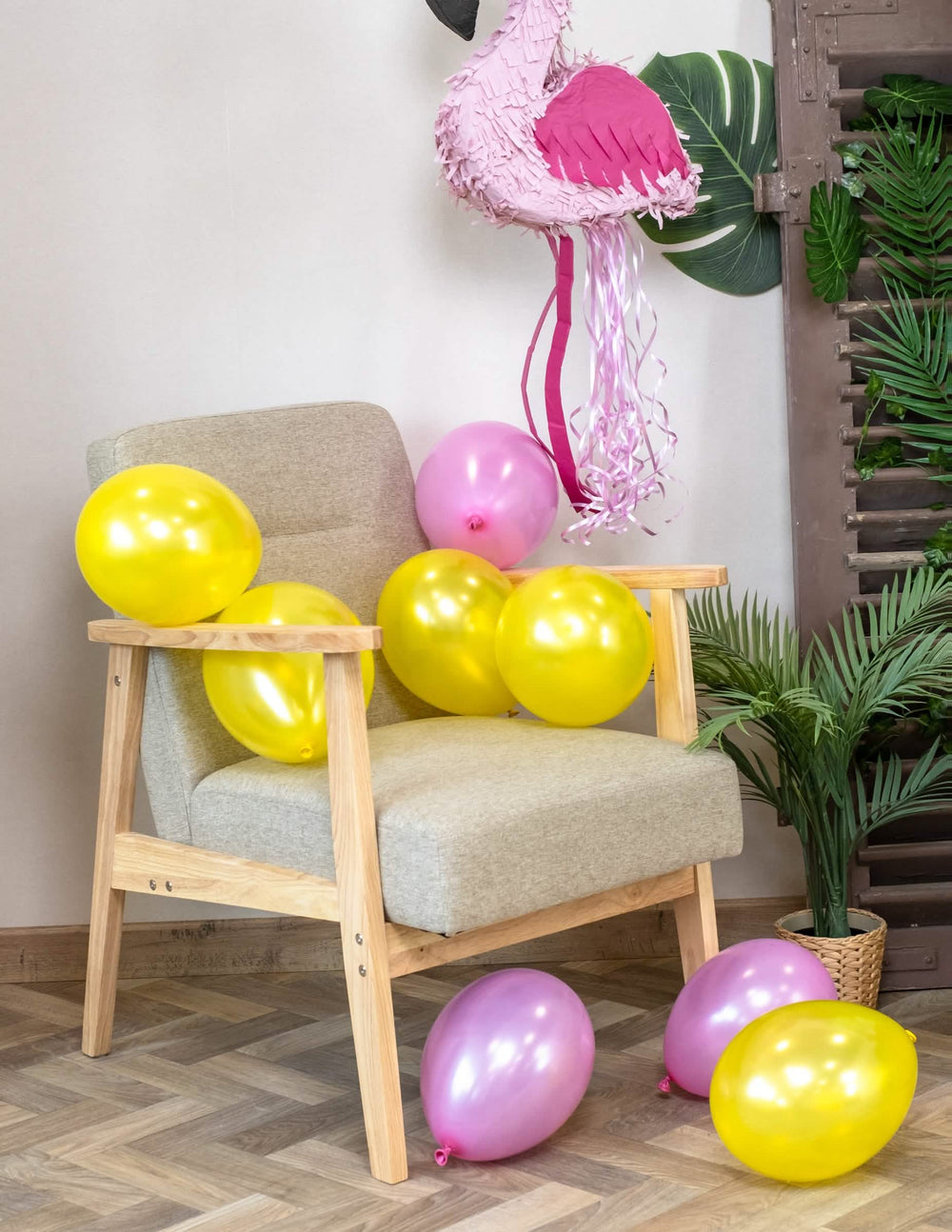Decoração com pinata flamingo de balões metalizados amarelos para festa