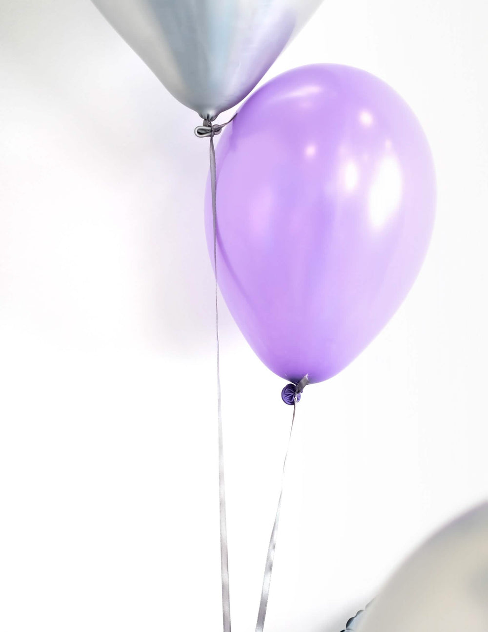Grande plano dos balões com fitas dos balões metalizados de festa para decoração parma