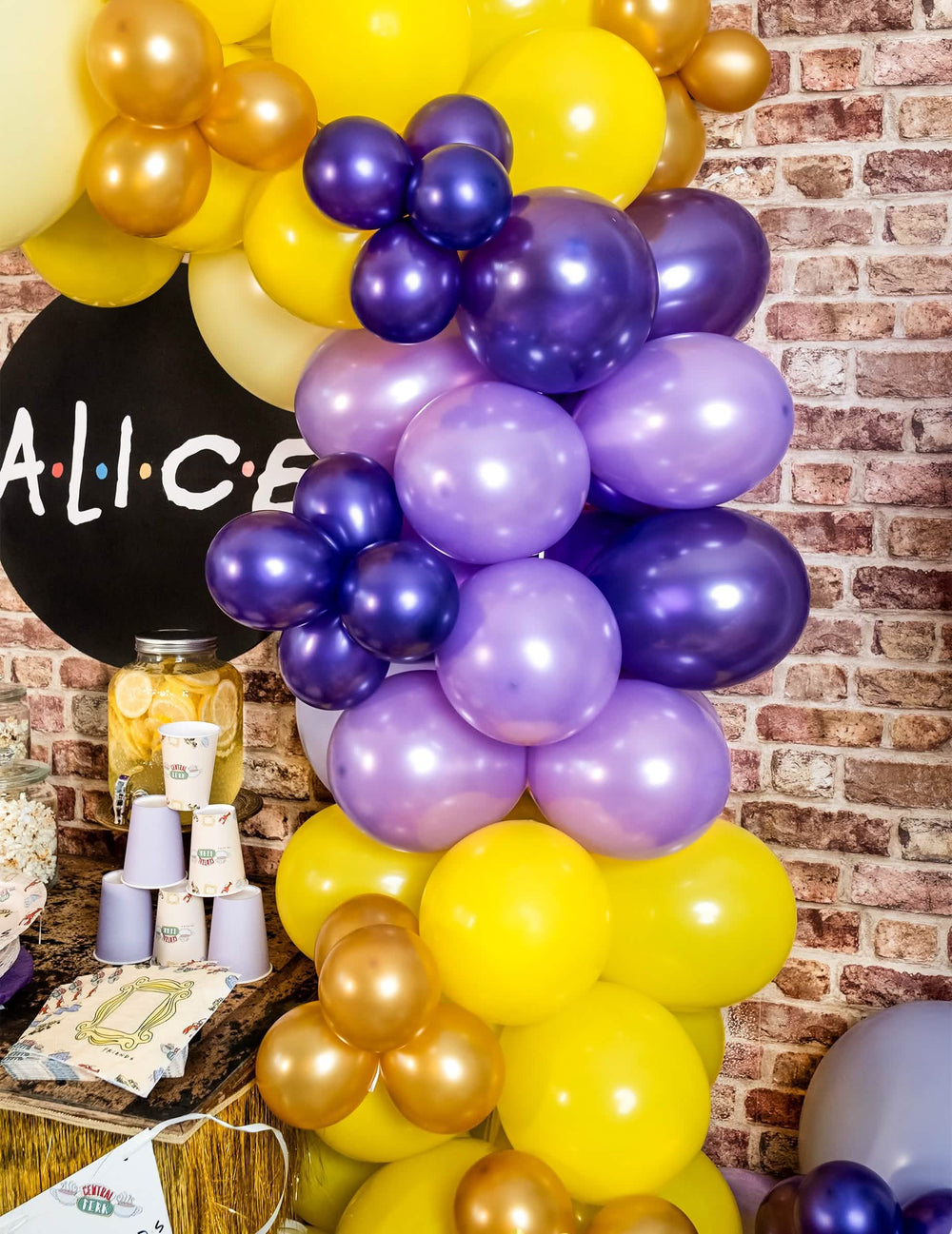 Mise em situação numa arco de balões metalizados de festa para decoração parme