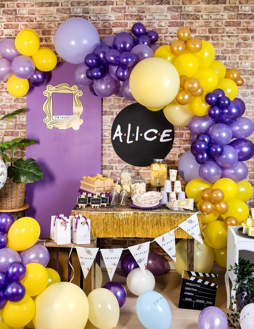 Decoração de buffet de balões metalizados para festa roxos
