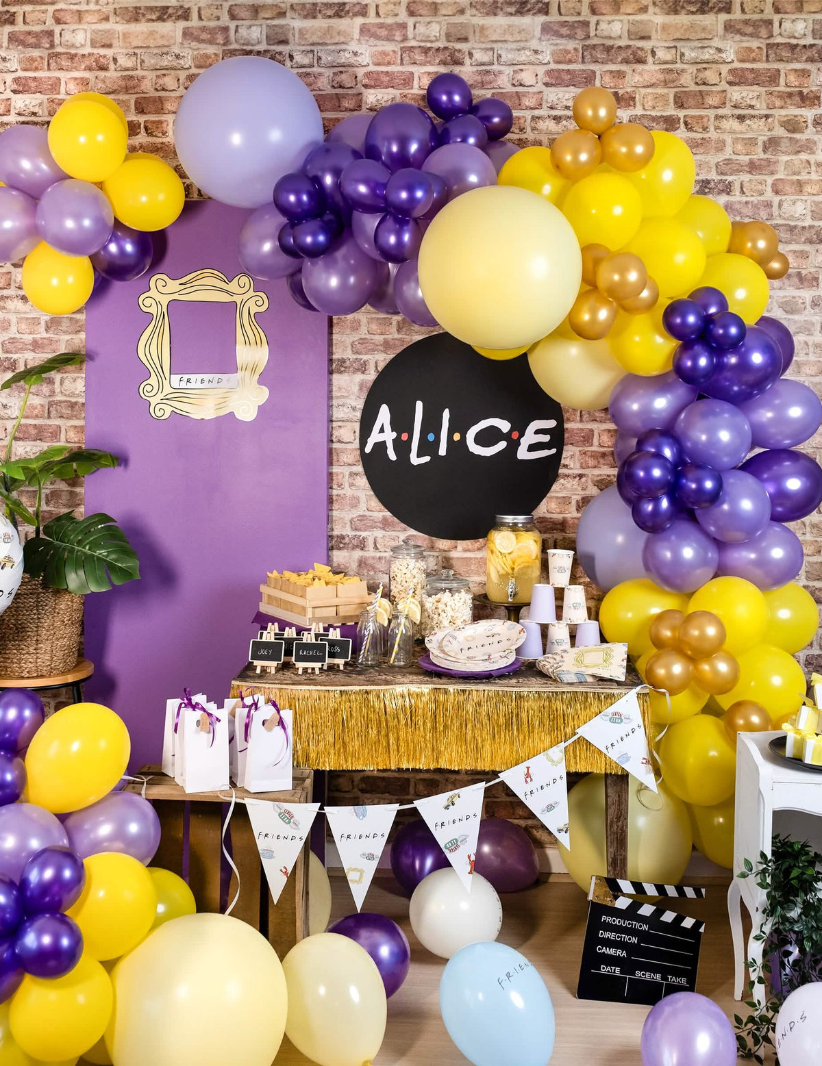 Decoração de buffet de balões metalizados para festa roxos
