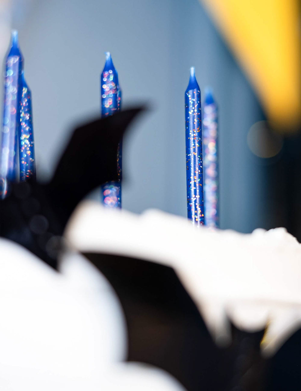 Apresentação das 12 velas de aniversário para bolo azuis com brilhantes