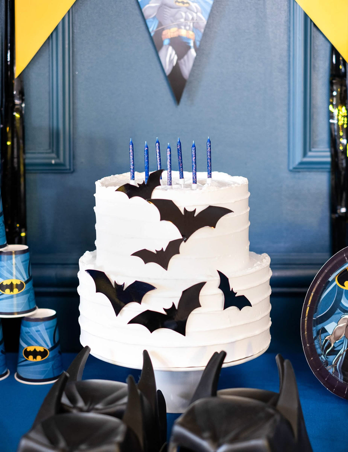 Encenação sobre um bolo de aniversário com 12 velas de aniversário azul com purpurina para bolo