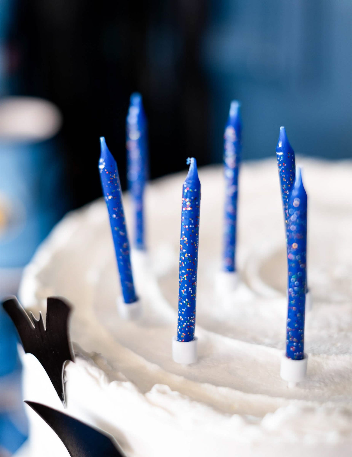 Plano aproximado das 12 velas de aniversário para bolo azuis com purpurina