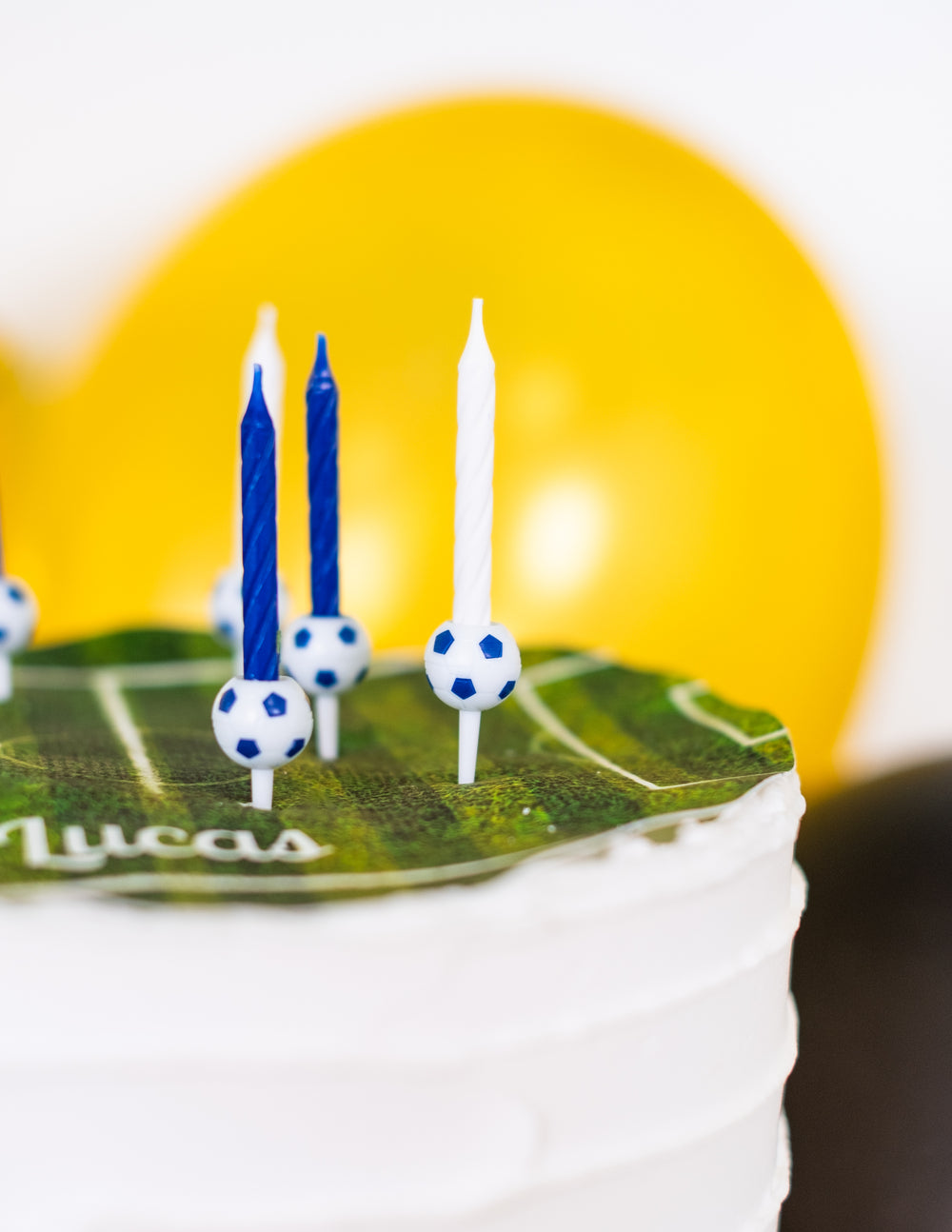 Détail des supports ballons des bougies d'anniversaire football