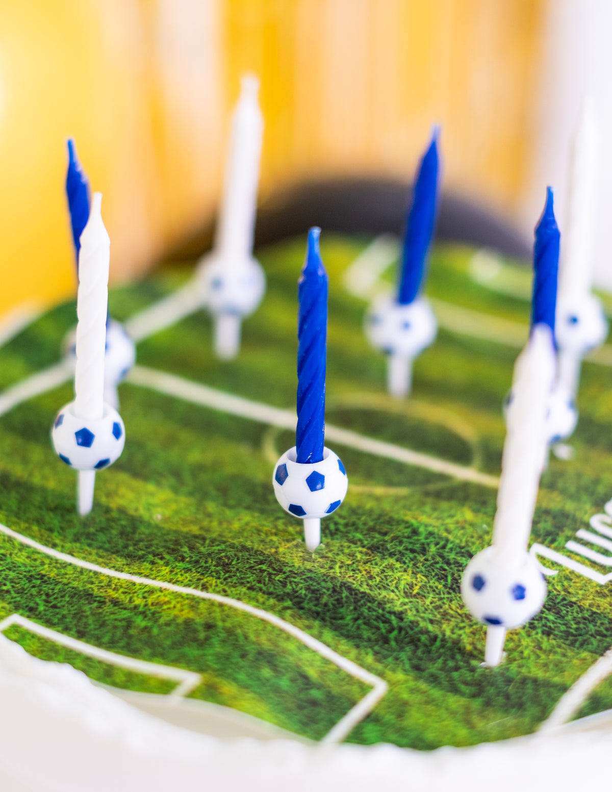 Mise en situation sur un gâteau des bougies d'anniversaire football