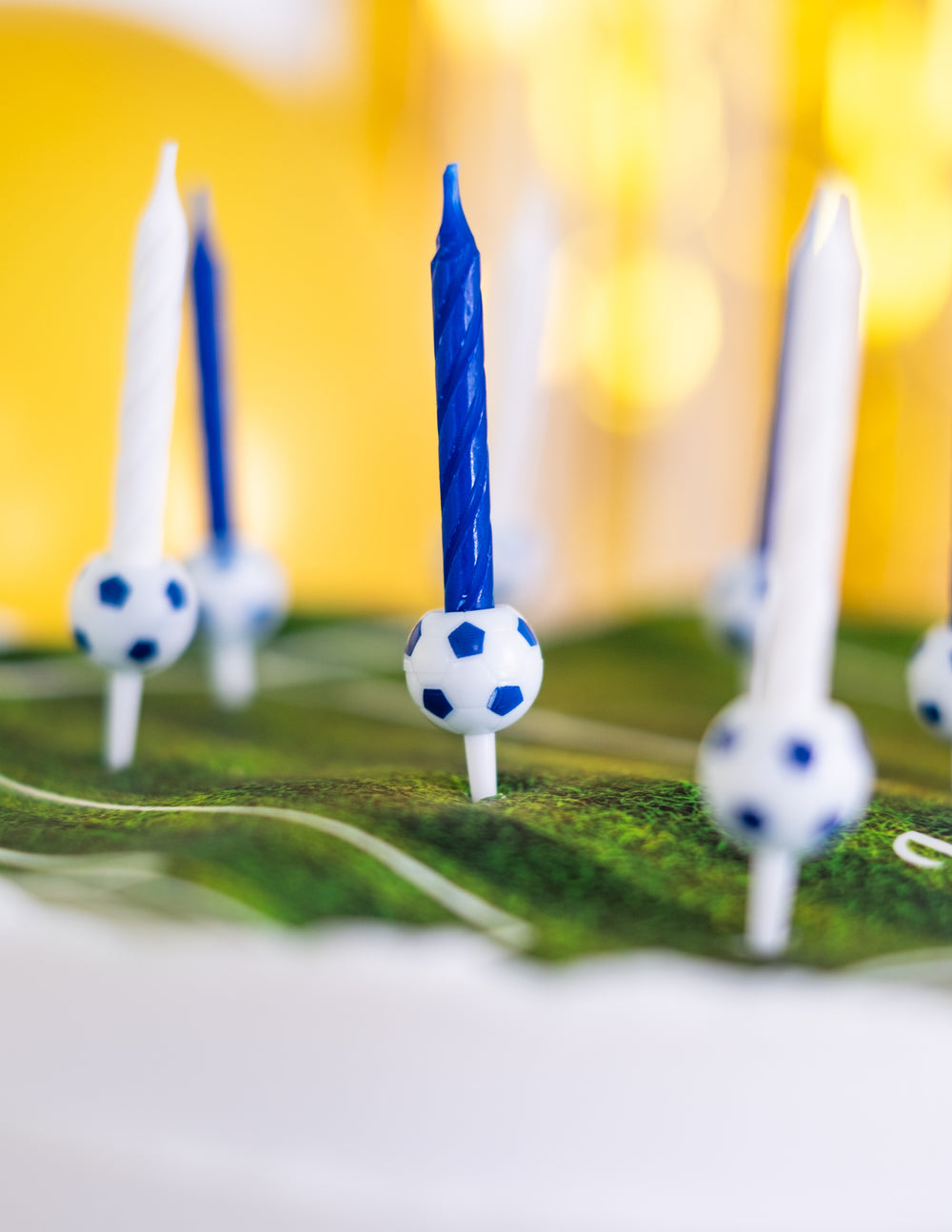 Vue en perspective sur le gâteau des bougies d'anniversaire football
