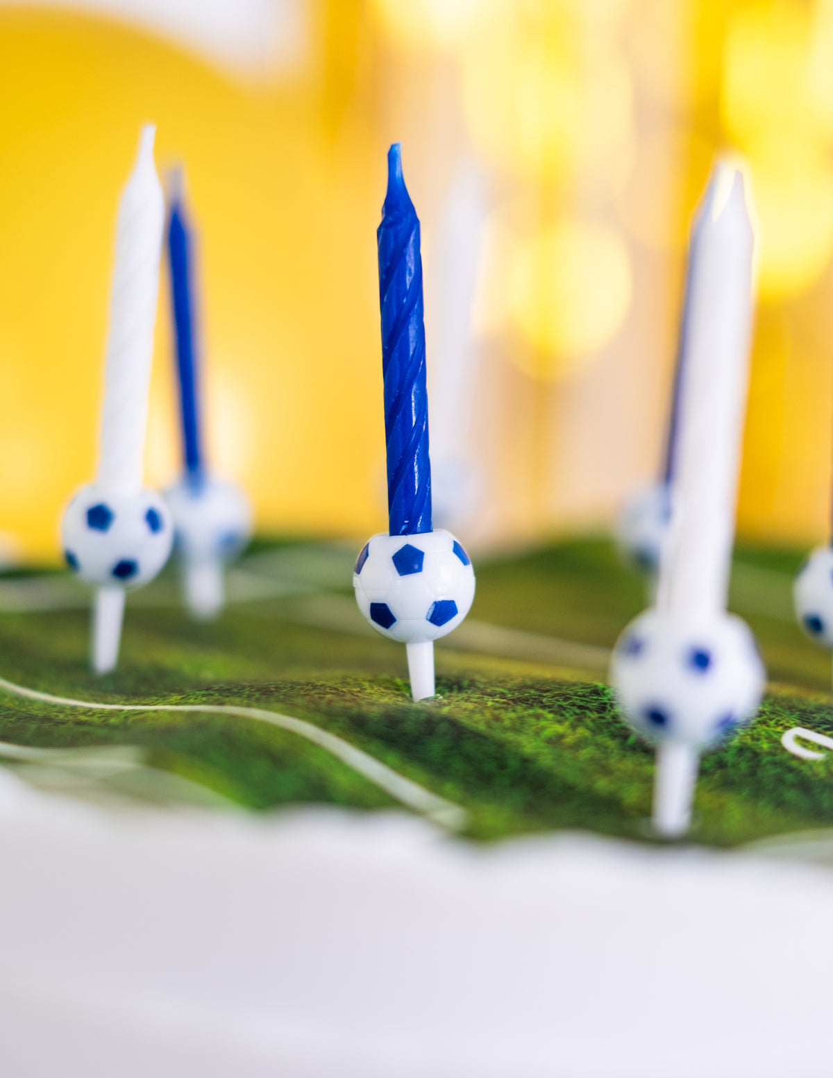 Vue en perspective sur le gâteau des bougies d'anniversaire football