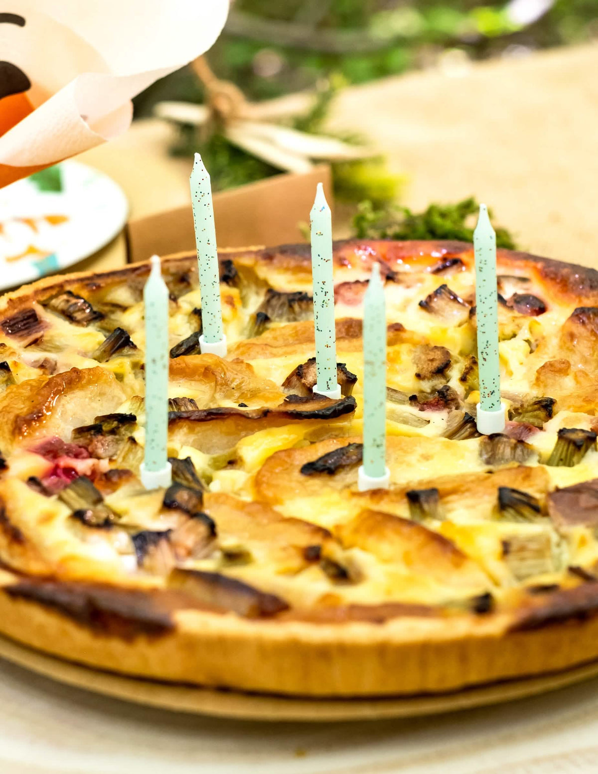 Colocação sobre um bolo de velas de menta com brilhos para aniversário