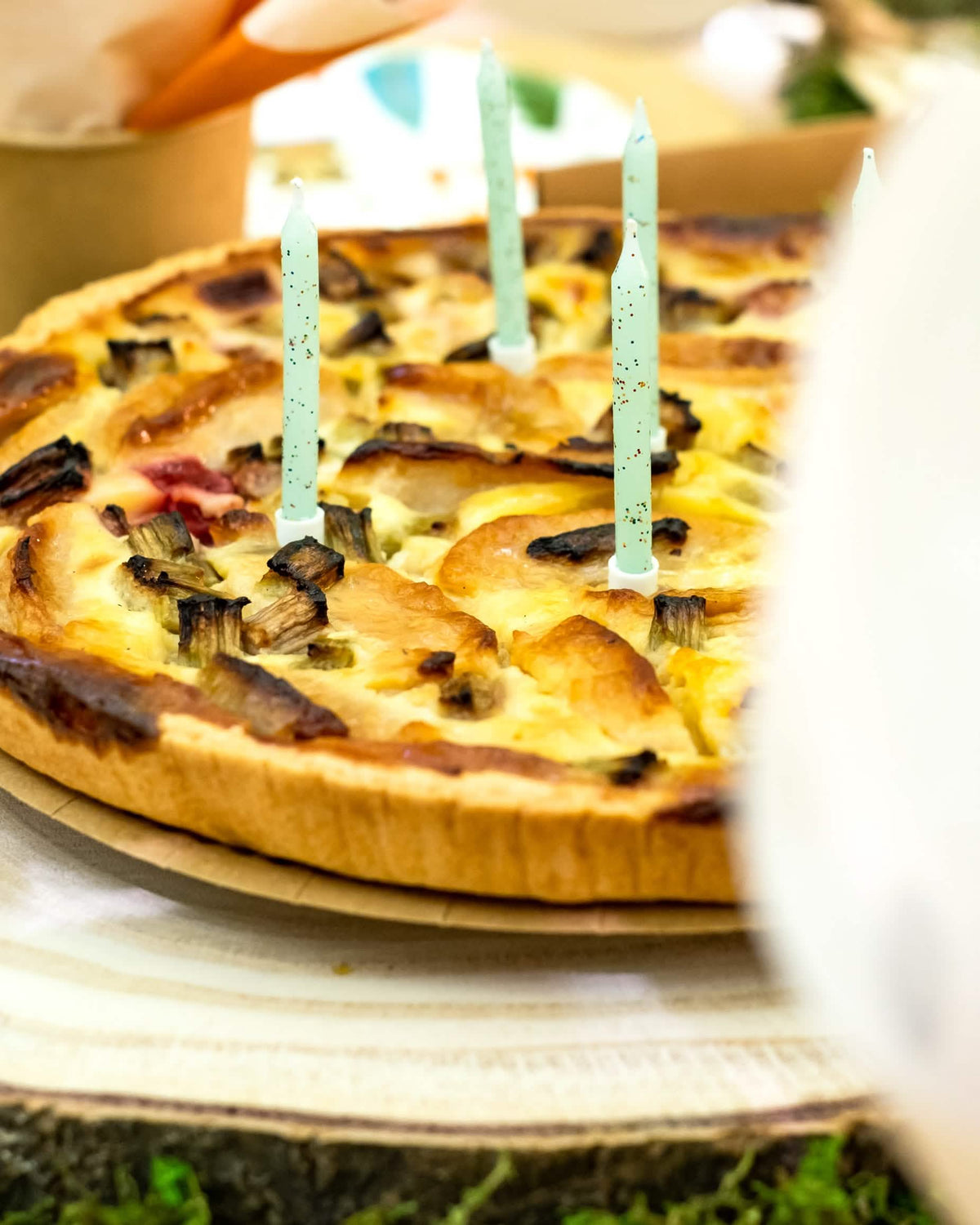 Grande plano das velas de menta com brilhantes para aniversário