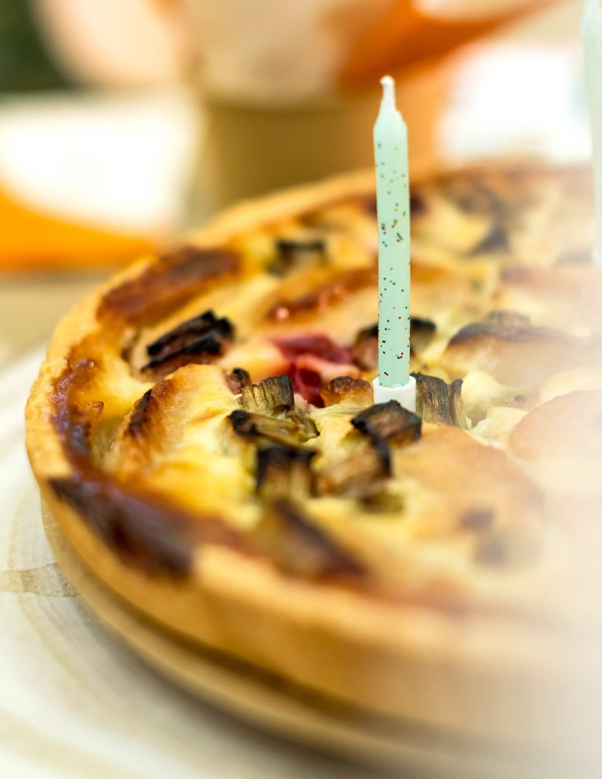 Detalhe de uma vela num bolo velas de hortelã com purpurinas para aniversário
