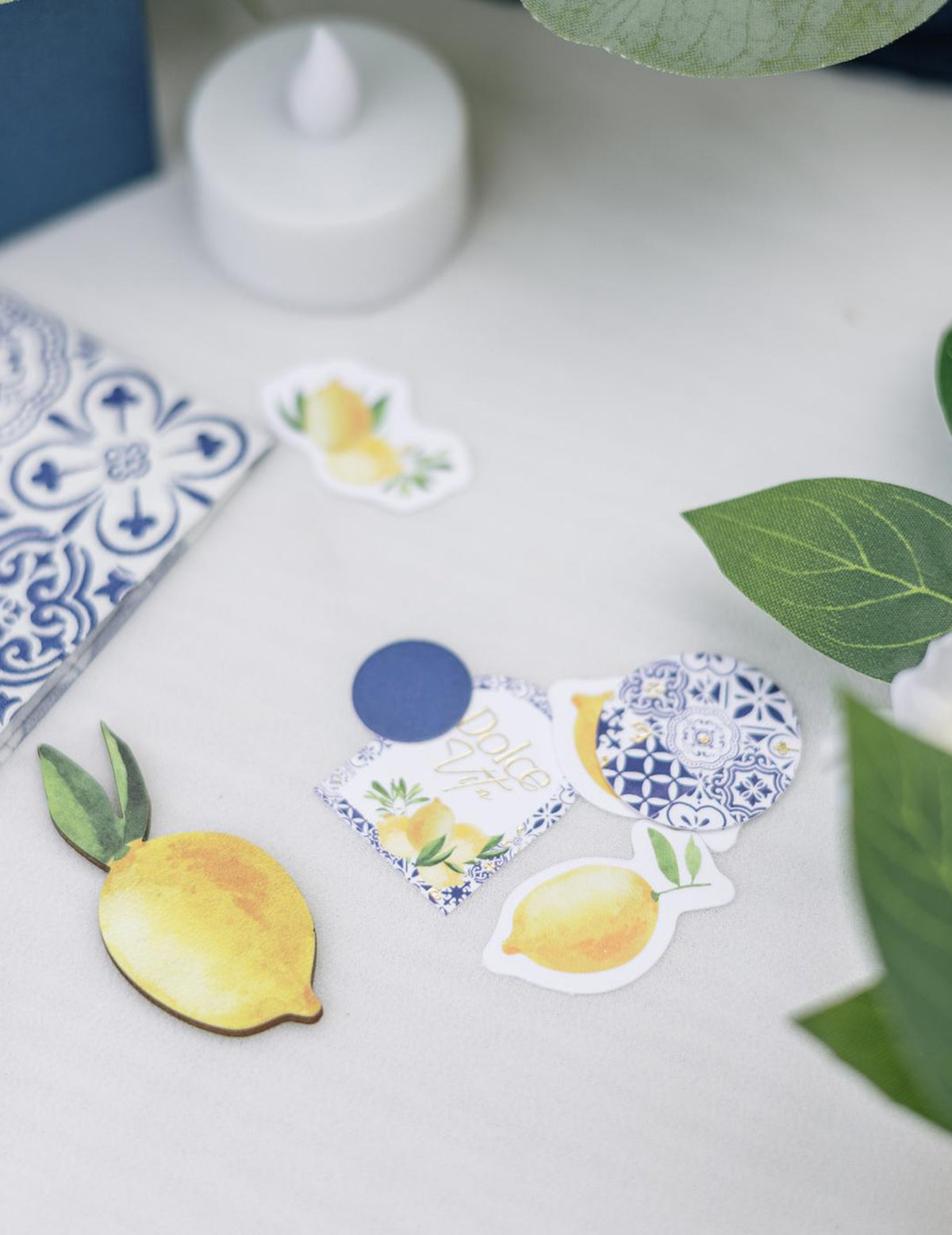 12 confetes de limão em madeira amarelo e verde decoração de mesa