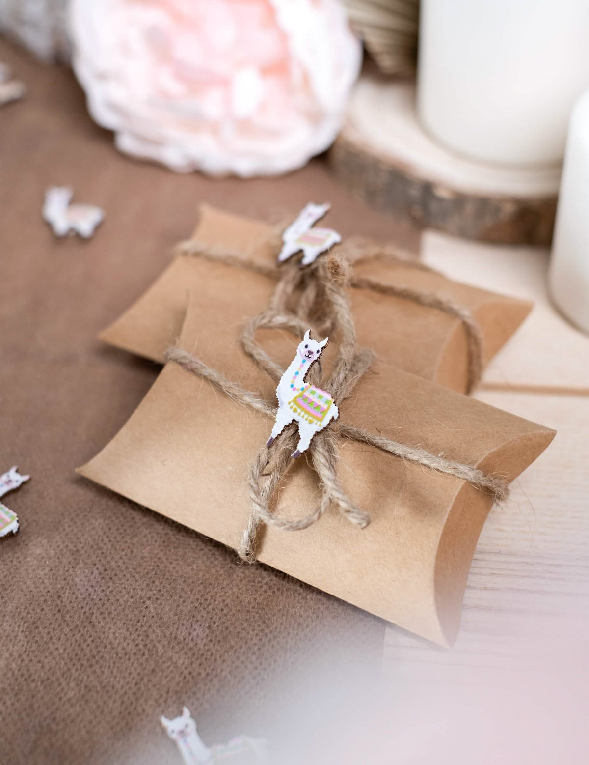 Detalhe da utilização na caixa de oferta dos confettis de madeira adesivos lama