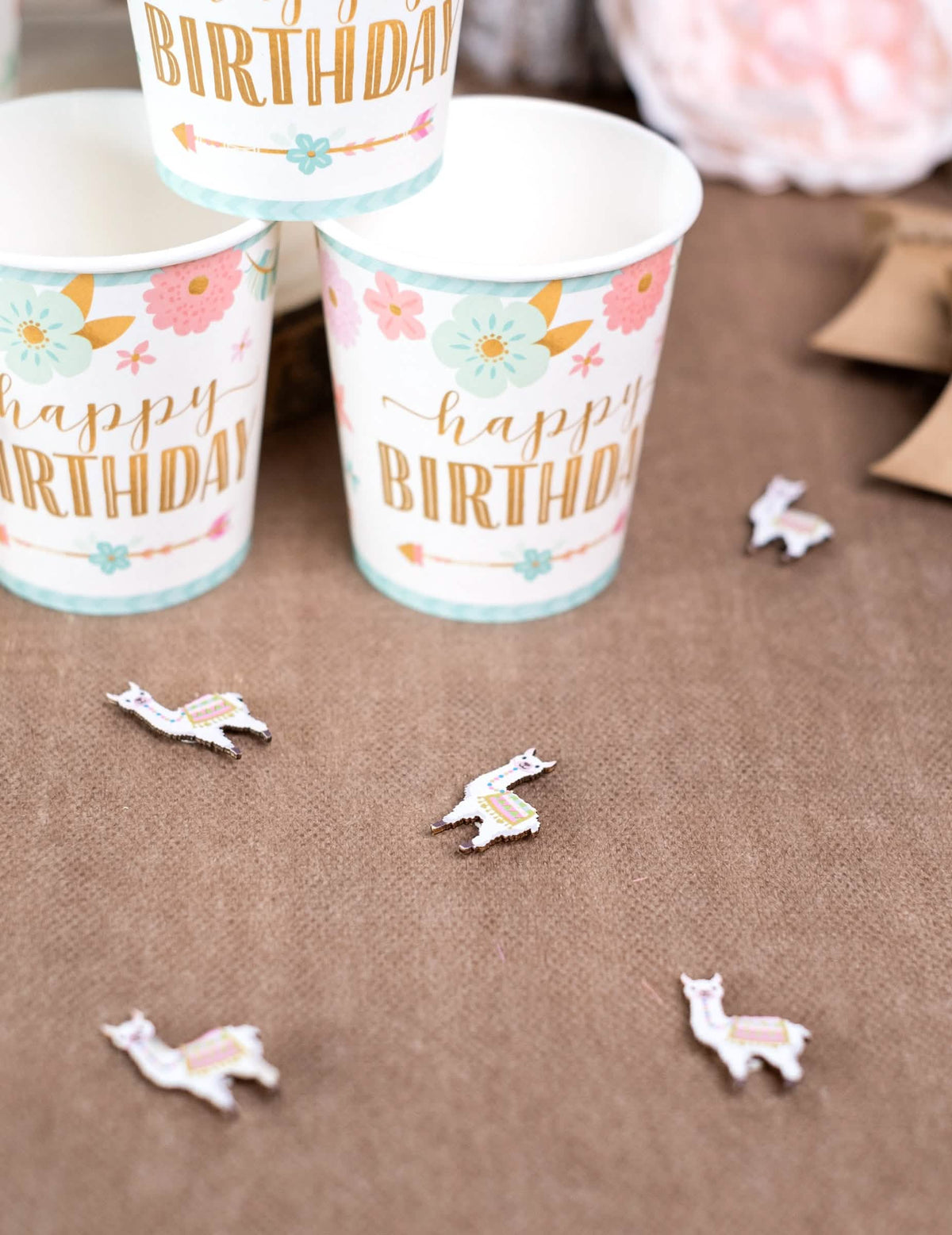 Decoração de mesa com confettis de madeira adesivos lama